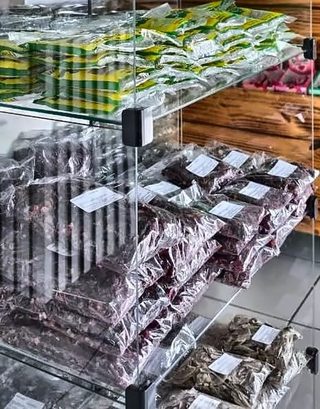 Ervas e raízes a granel na loja